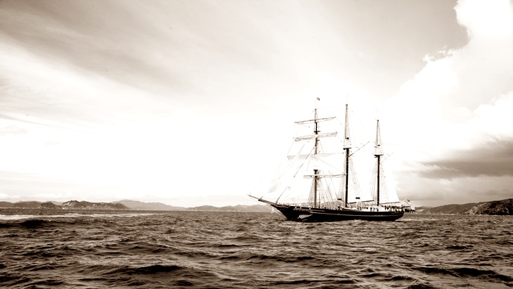 航海する帆船